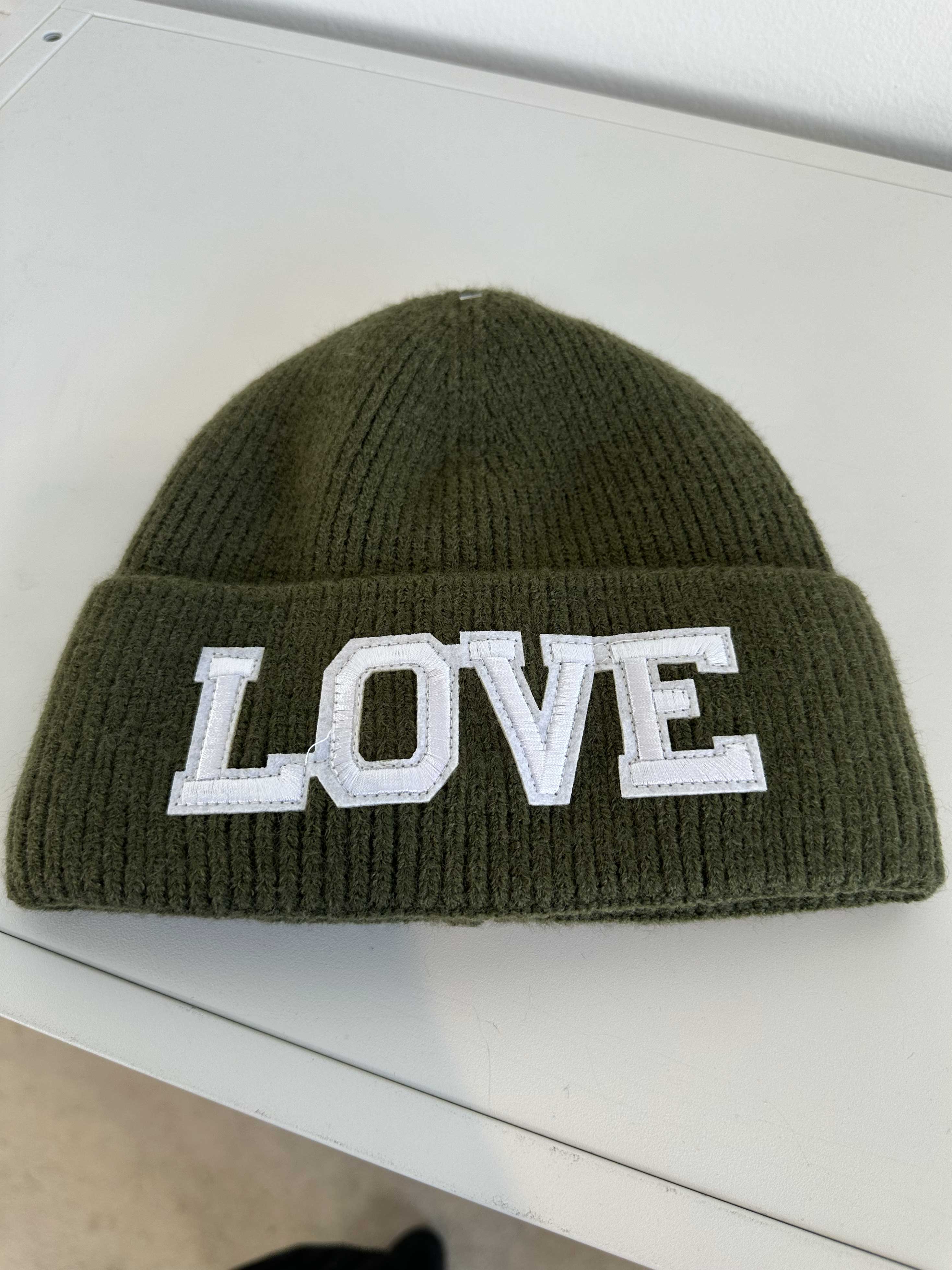 Neta - Strikhue med hvid tekst